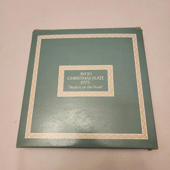 Avon Christmas Plate 1975 Skaters on the Pond - Picture 4 of 4